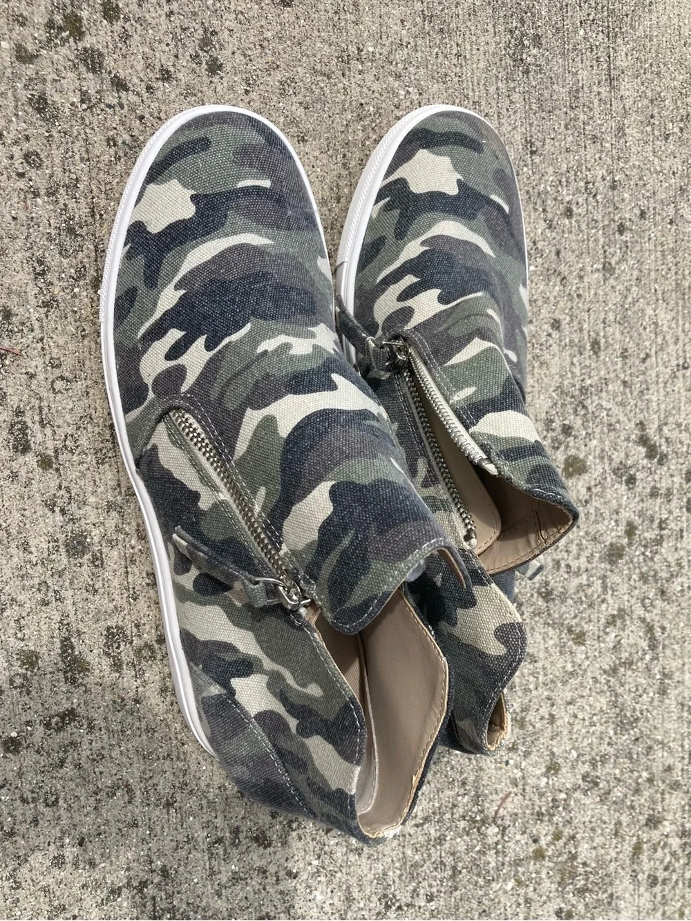Steve Madden Women’s Green Camo Slip-On Zip-Up Sneakers Sz 11
